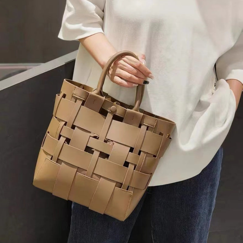 Bolsa Bucket Feminina; Bolsa Caramelo Trançada; Bolsa Artesanal Luxo; Bolsa Estruturada Moderna; Bolsa Estilo Minimalista; Bolsa com Alça Longa; Bolsa de Ombro Fashion