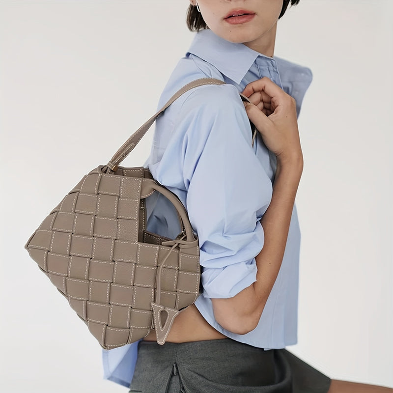 Bolsa Geométrica Feminina; Bolsa com Design Diferenciado; Bolsa Entrelaçada Estilosa; Bolsa Minimalista Luxo; Bolsa Estruturada Moderna; Bolsa Trançada Casual; Bolsa Conceito Fashion